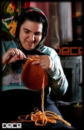 Roma woman crocheting for Sperantsa